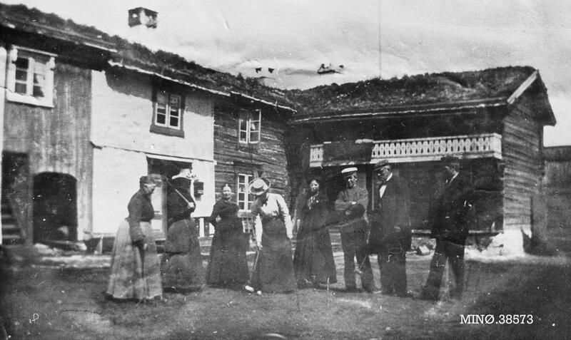 Turister og gårdsfolk på Bakken Gård, Hodalen, Tolga, 1920. Foto: Anno Musea i Nord-Østerdalen. (Foto/Photo)
