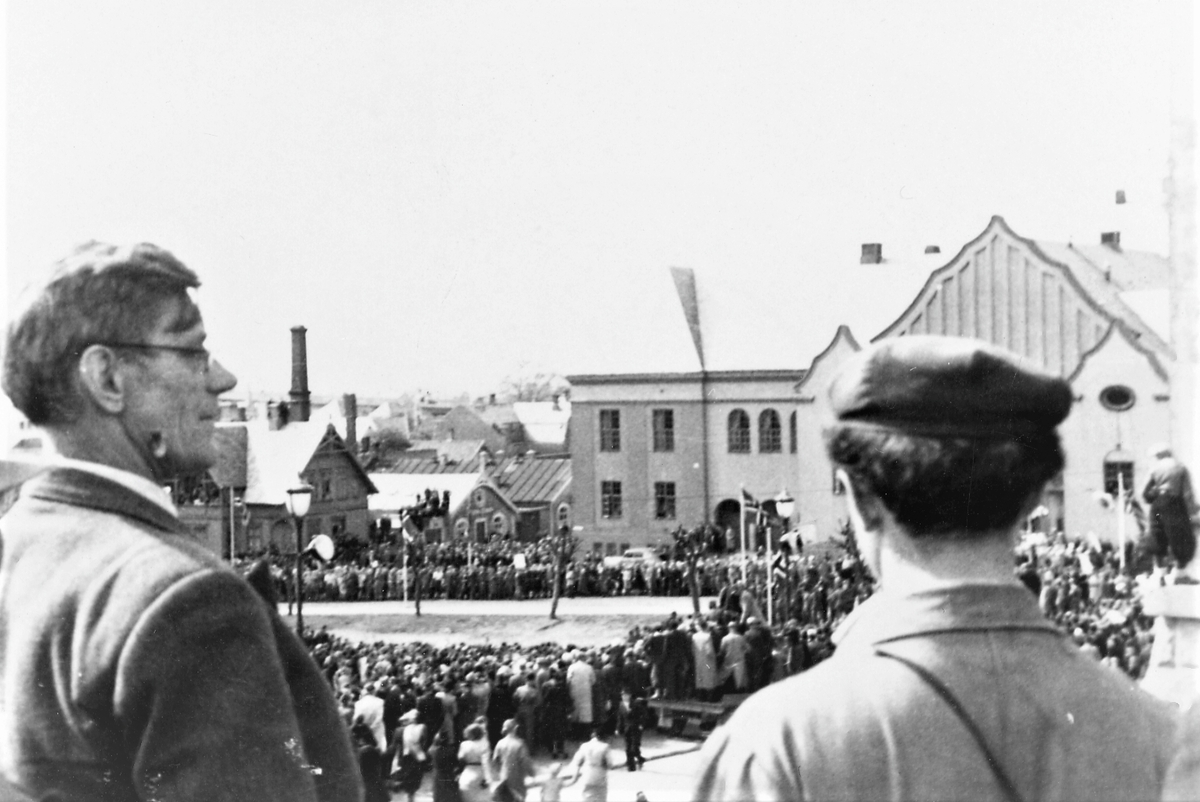 Feiring av freden 1945. På Rådhusplassen, 28. eller 29. mai. De to personene med ryggen til står utenfor Rådhuset. Vi ser festiviteten bak i bildet.
