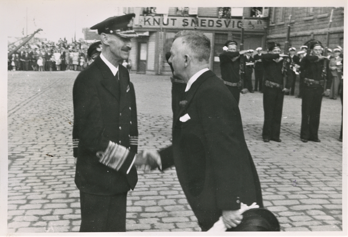 Ordfører Christian Haaland ønsker kong Haakon VII velkommen til Haugesund på byen sine vegne. Kong Haakon VII kom på besøk til Haugesund den 22. august 1945.
