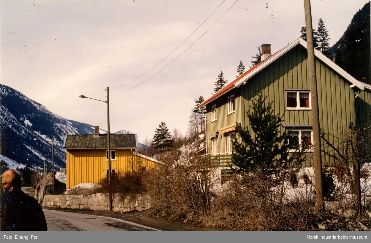 Omlegging av vei og riving av bolighus på Tvergrot i forbindelse med etablering av ny gang og sykkelvei i 1985.