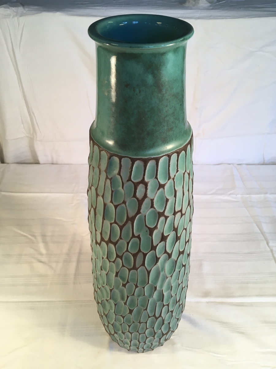 Høy, slank vase med grønn glasur, teksturert, keramikk