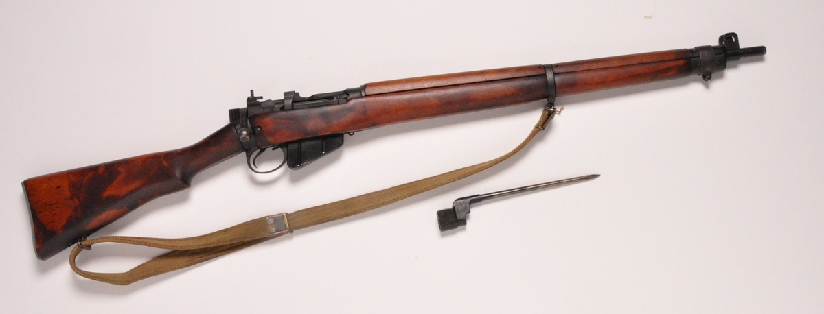 Engelsk Lee-Enfiled gevær med bajonett. Med reim i tekstil
