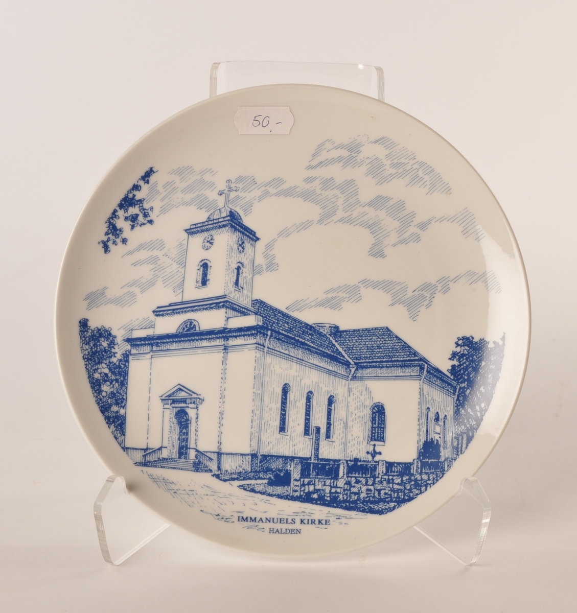 Tallerken av hvit porselen med blått motiv av Emanuels kirke