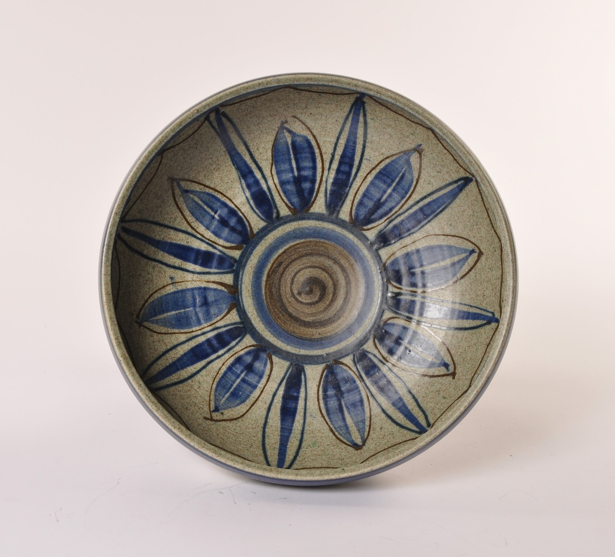 Rundt stettefat i keramikk, glasert i grått, blått og brun. Motiv: stiliserte blomster