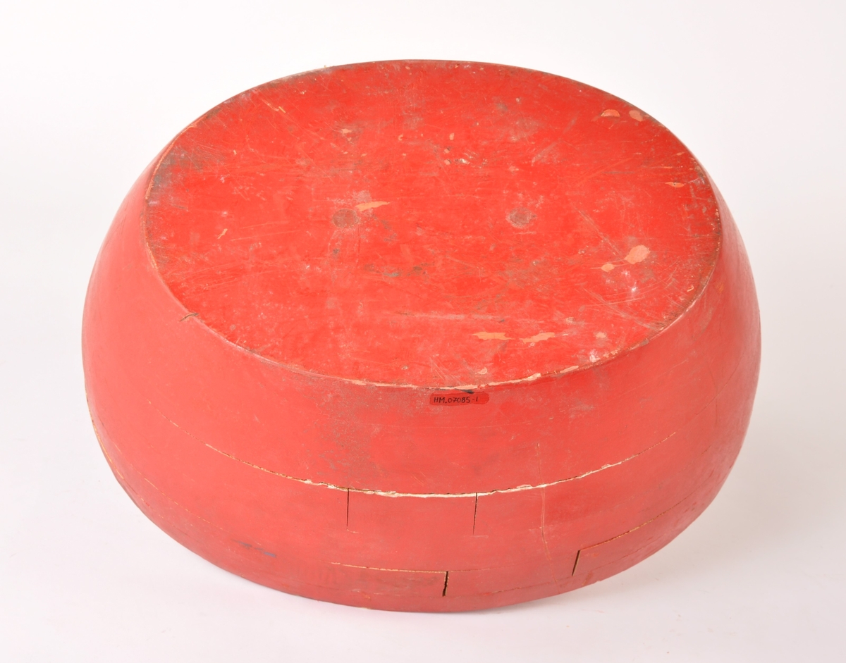 Oval støpemodell av rødmalt tre med løs avstiver på innside. Modell oval bolle. Etikett oå avstiver Avstøp i stål