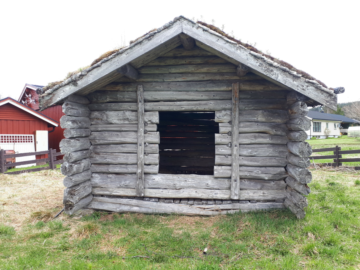 Høyløe (utengslae) fra Tustervatn ble flyttet til Hemnes bygdetun.