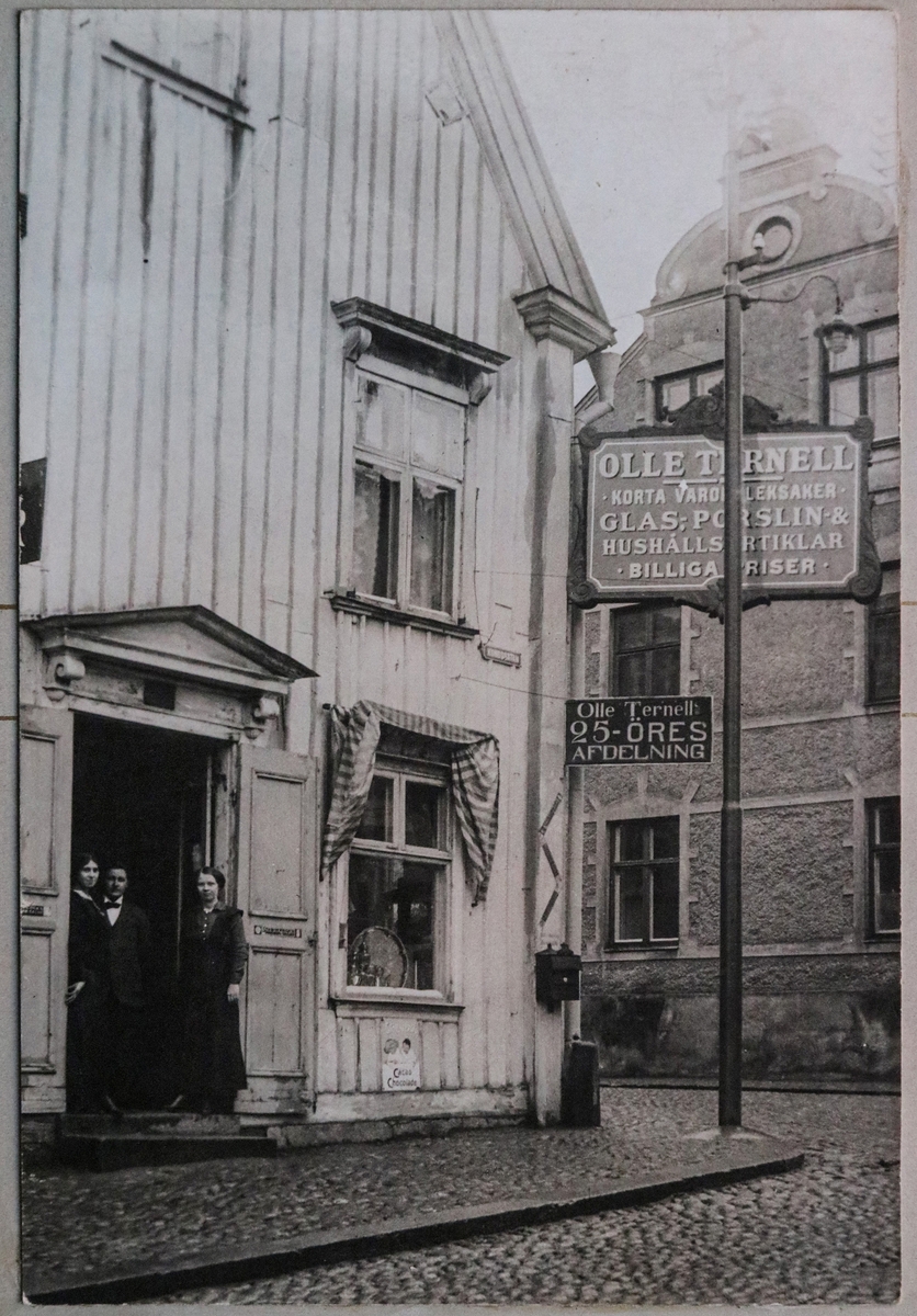 Olle Ternells affär i hörnet Rådhusgatan - Kungsgatan.

Johan Ternells son Olle (Olof) startade sin egen affär omkring 1910 vilken sägs ha varit Enköpings första varuhus. Där såldes kläder, leksaker, porslin, glas, hushållsartiklar, sport- och friluftsartiklar samt en hel avdelning med ”25-öres-produkter”. Denna affärsidé hämtade han från Amerika. Olle lät omkring 1923 bygga ett eget hus på Kyrkogatan 10 dit han flyttade verksamheten till ett nytt stort varuhus i två våningar.