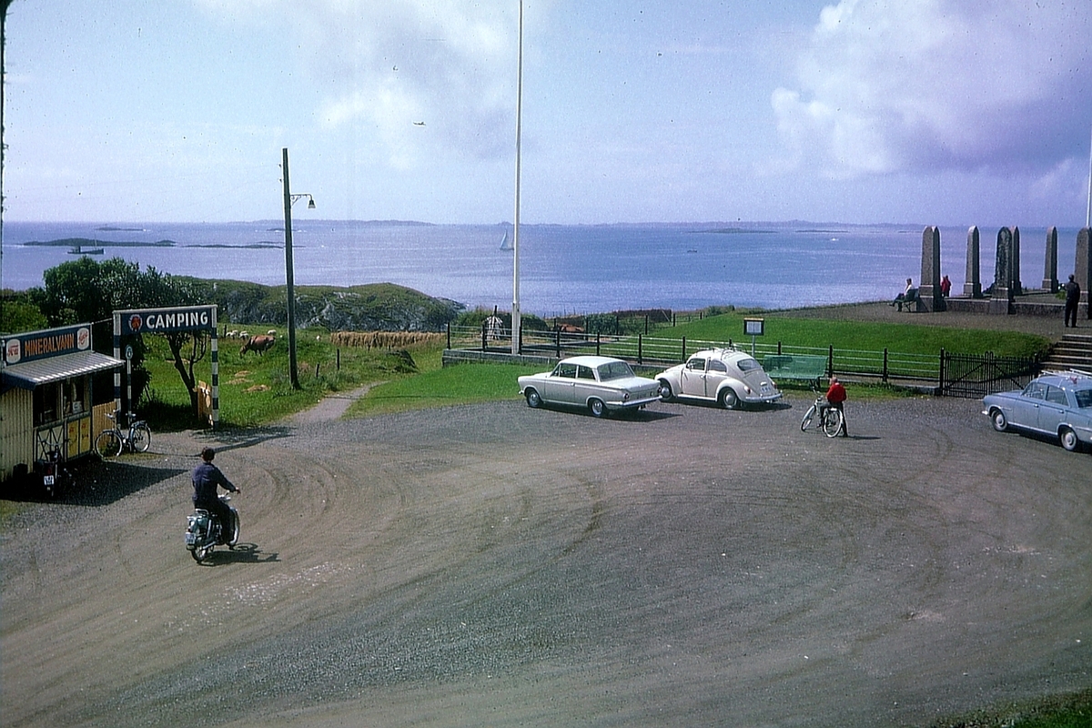 Parkeringsplassen ved Haraldsstøtta sett mot vest, ca. 1968.