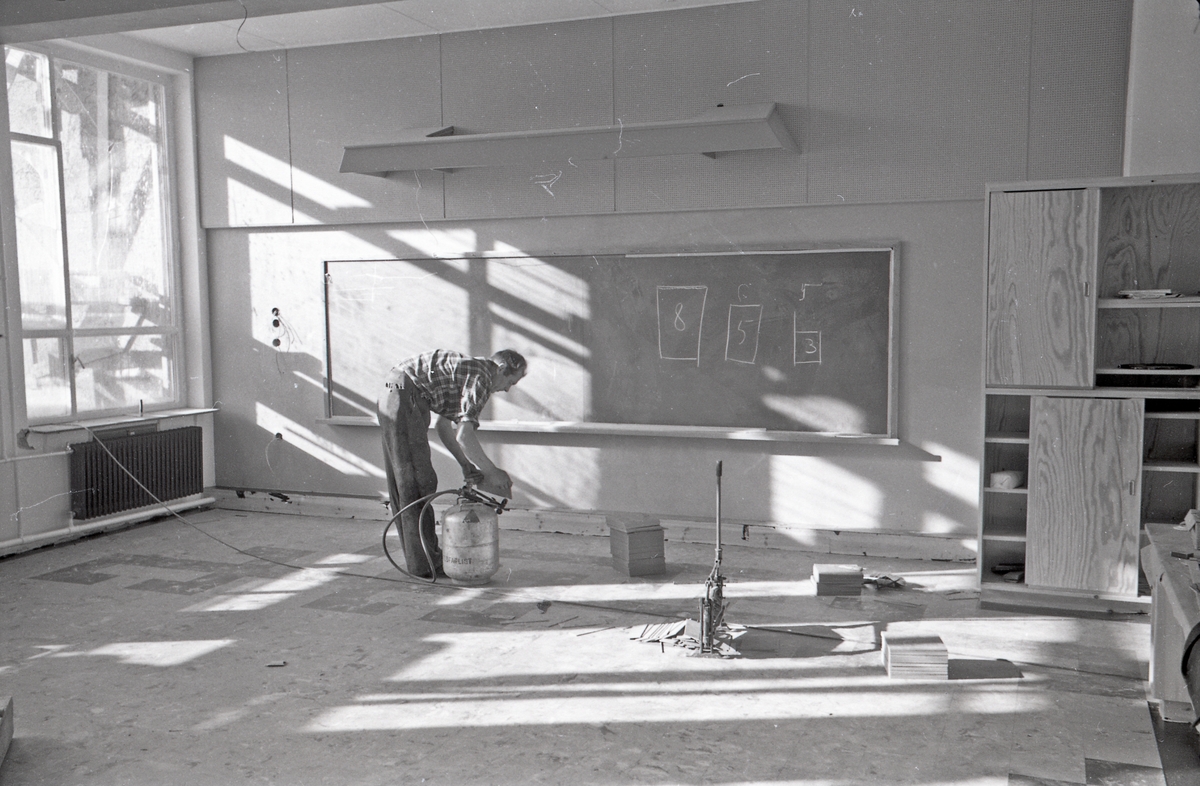 Flislegging av gulv i klasserom under renoveringen av Hauge skole, ca. 1955.