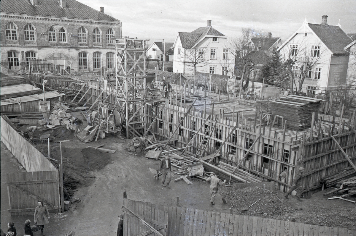 Bygging av Midtbygget på Hauge skole. Sett mot nordvest, ca. 1954.