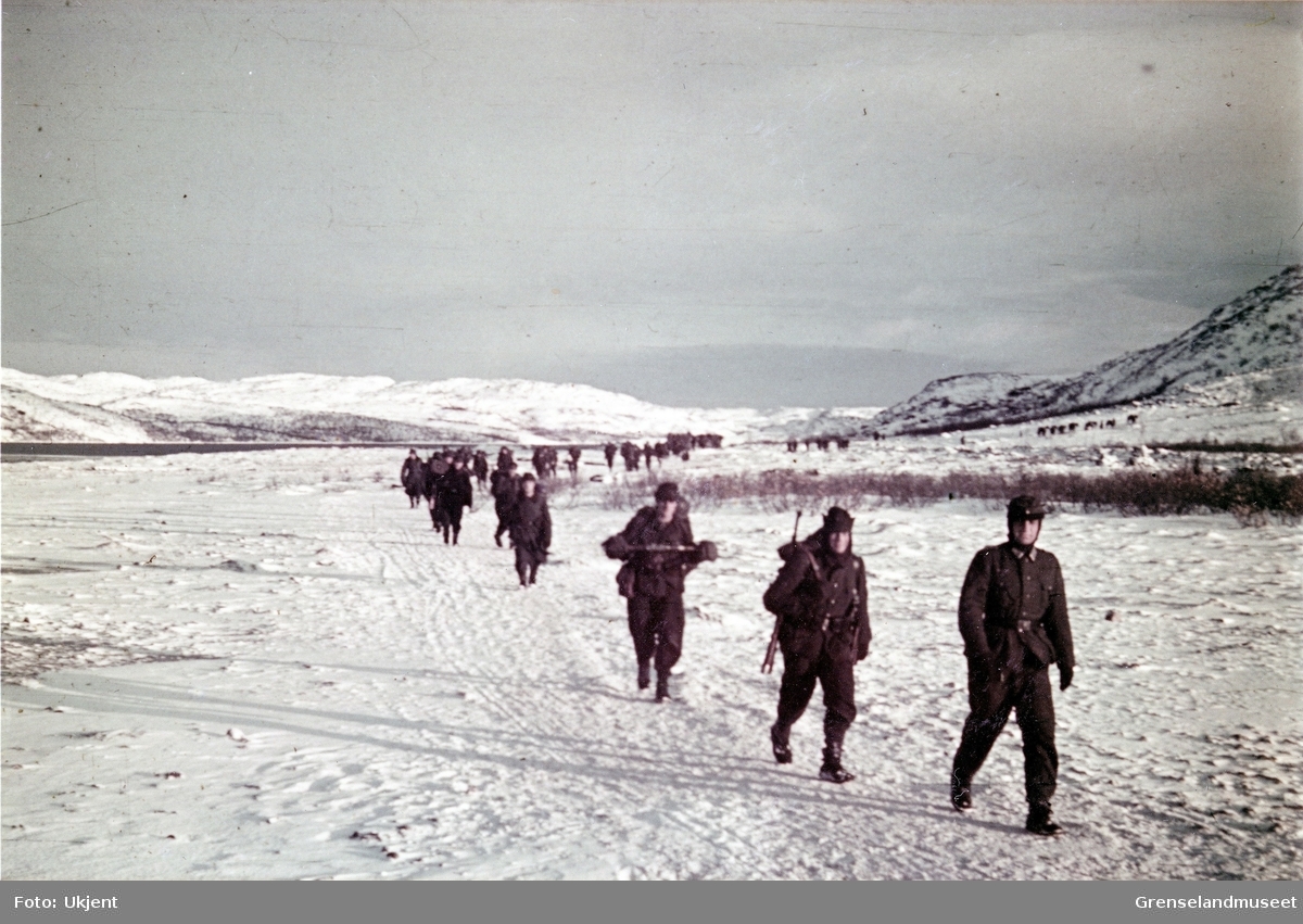 Soldater til fots i åpent landskap. Kan være Sør-Varanger.