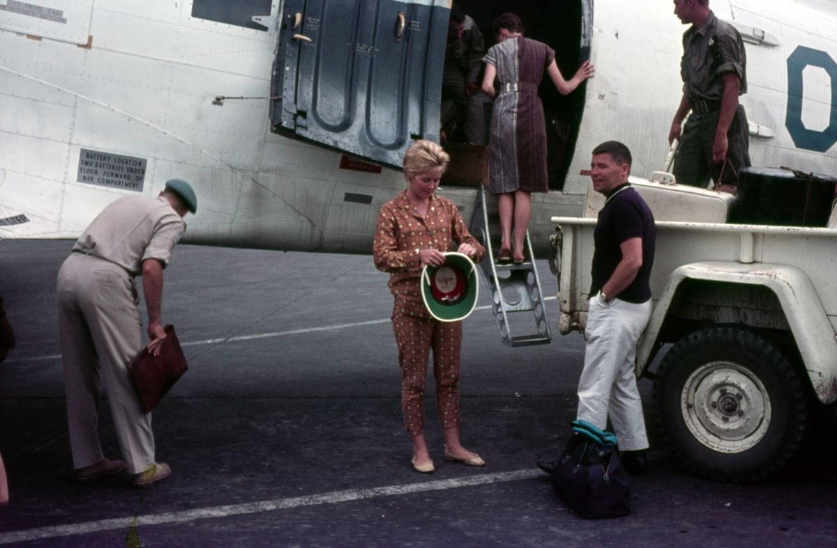 Försvarets underhållningsdetalj anländer till FN-styrkorna i Kongo, 1962. Från vänster Britt Damberg, Git Sköld, Leppe Sundevall.