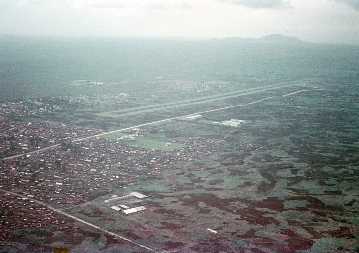 Flygbild av flygfältet i Luluabourg (nuv. Kananga). under Kongokrisen, 1962.