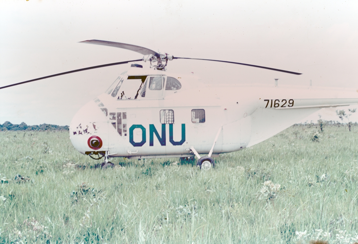 FN-märkt räddningshelikopter Sikorsky H-19D står i terräng under övning med nödsändare under Kongokrisen, 1962.