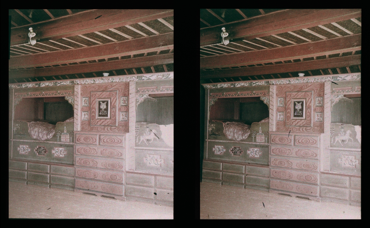 Plassbygde dekorerte senger. Tilhører Arkitekt Hans Grendahls samling av stereobilder.