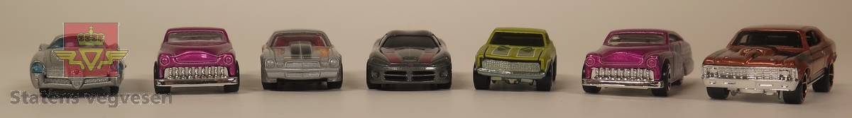 Samling av flere modellbiler.  De har hovedfargene grå, rosa, brun og grønn. Alle er hovedsakelig laget av metall.