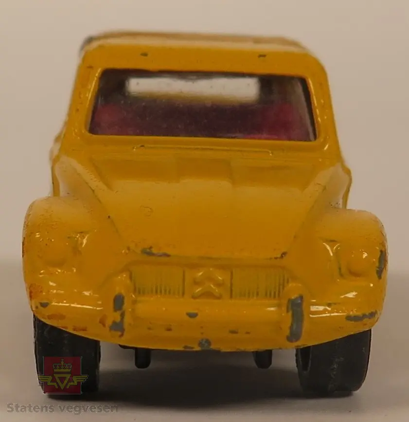 Hovedsakelig gul Citroen modell med røde vindu. Den er hovedsakelig laget av metall. Skala 1:60.