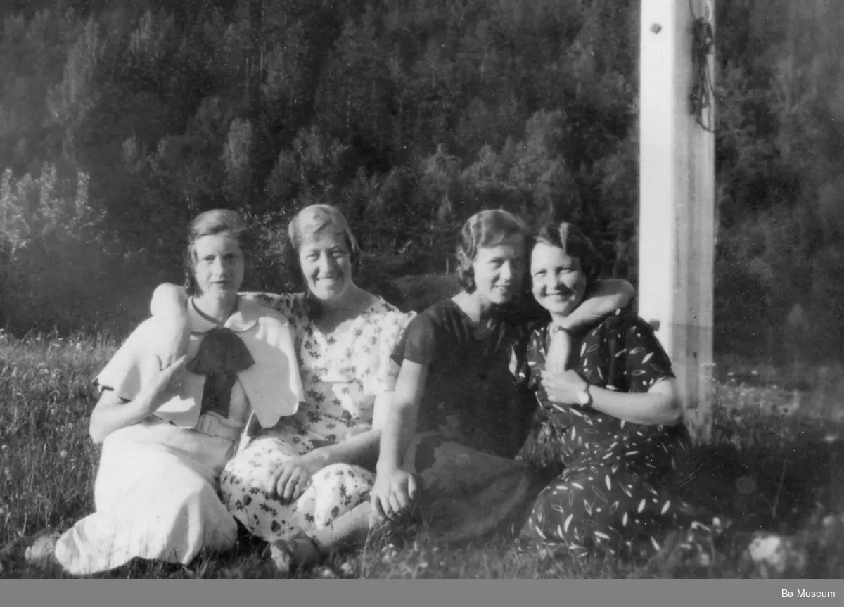 Ved flaggstonga på Kopsland 1935. f. v Anne G. Myhre, Ingebjørg Grivi, Kari G. Kleppen og Molla H. Norheim