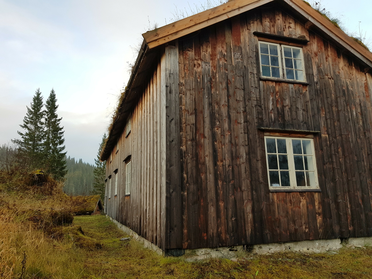 Våningshus fra Langfjordhaugen. Eldste del fra 1700-tallet og gjennomgått flere endringer og tilbygg gjennom tiden. Revet og gjenoppsatt på bygdetunet i 1975-78.
