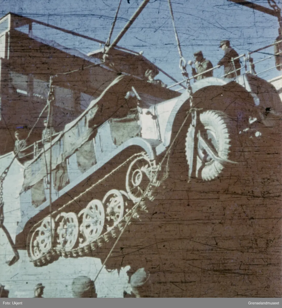 En Mittlerer Zugkraftwagen 5t (Sd. Kfz. 6) tilhørende en Panseravdeling losses i Kirkenes.