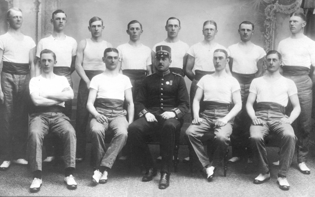 I 12:s gymnastiktrupp, 1913 eller 1914.