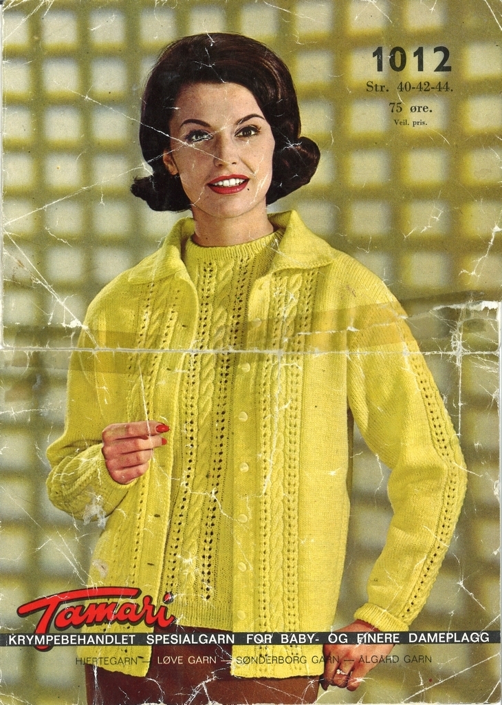Kvinne i gulfarget cardigansett.
