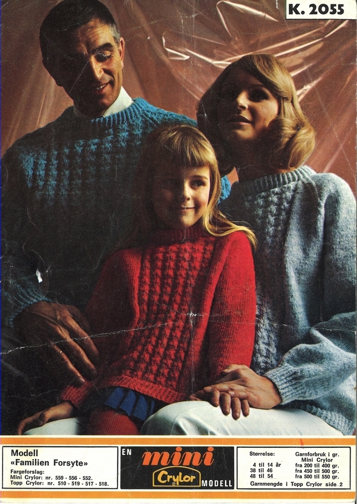 Kvinne, mann og barn i strikket genser.