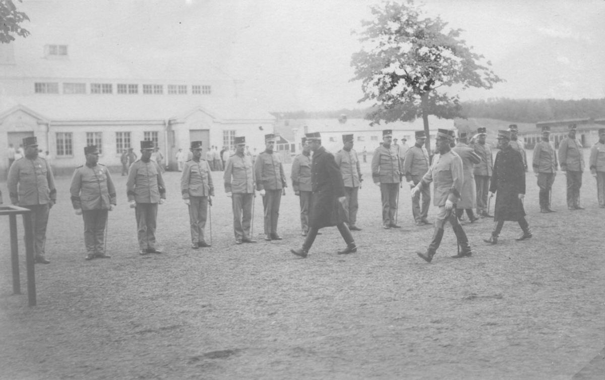Under Riksskyttetävlingen i Jönköping 1921. Kronprinsen emottager I 12:s underofficerare å kaserngården den 21. juni.
