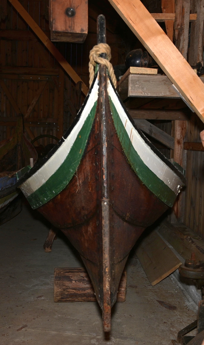 Båten er en torroms kjeks som er klinkbygd med 5 bordganger. Den har 2 årepar.