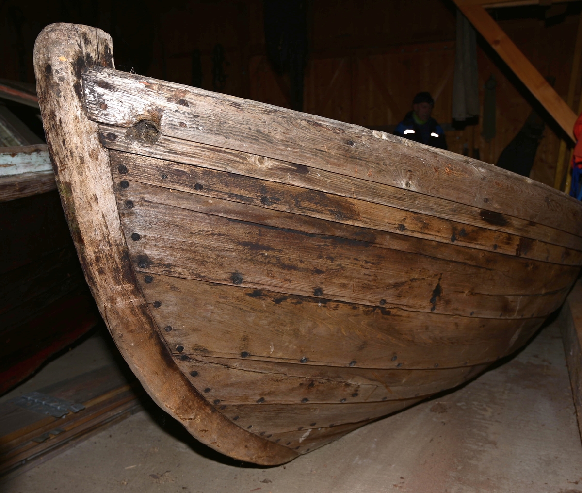Båten er en dorry som er klinkbygd med 7 bordganger. Den har to årepar, og kjettinger til å løfte den opp. Båten er platt i hekken.
