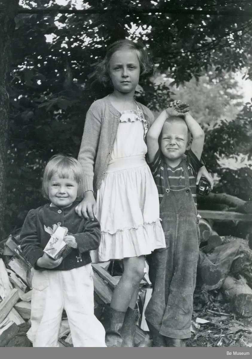 Trudy Marie Myhre og to andre barn 27. juni 1948