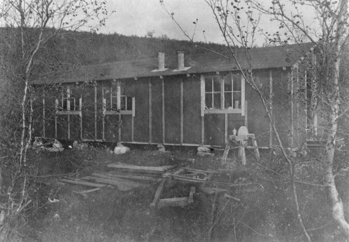 Brakke for 10 mann ved Storvann under oppføring. Fra byggingen av Tårnet kraftanlegg, Jarfjord, 1919-1920.