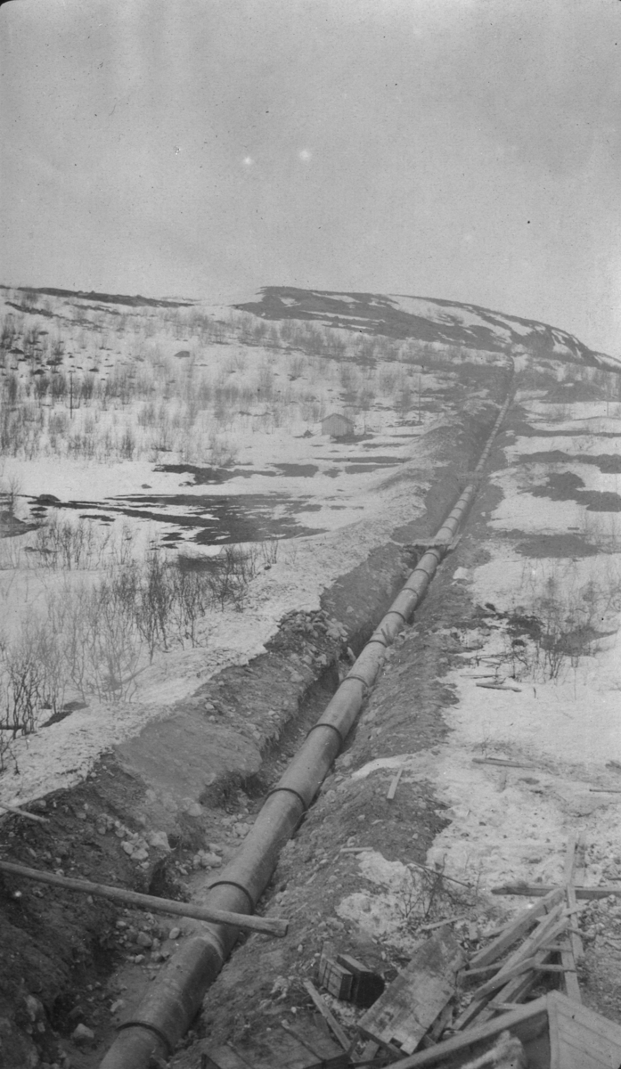 Jerntrykkrøret fotografert fra taket på kraftstasjoenen, Tårnet kraftanlegg, Jarfjord, 3. april 1920.