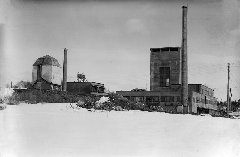Vinmonopolets rektifikasjonsanlegg på Martodden i Hamar: bare betongskallet av bygningen og den høye pipa er ferdig. (Foto/Photo)