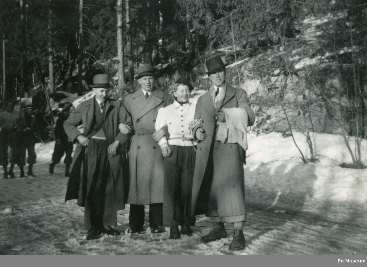 På veg til Holmenkollen i 1938.  F. v Knut Firingen, Jon Forberg, Gunhild Espedalen og Hans H. Lia