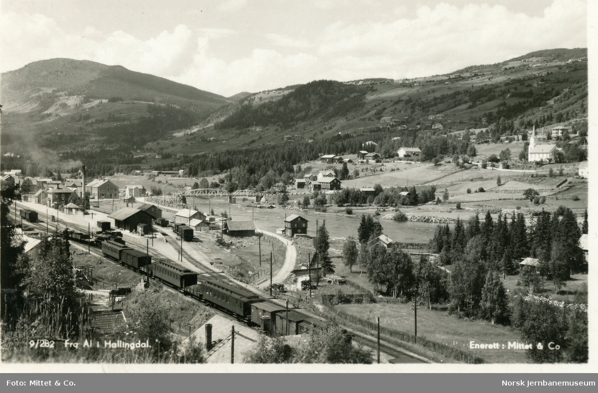 Ål stasjon på Bergensbanen. Et damplokomotiv og diverse person- og godsvogner på stasjonen