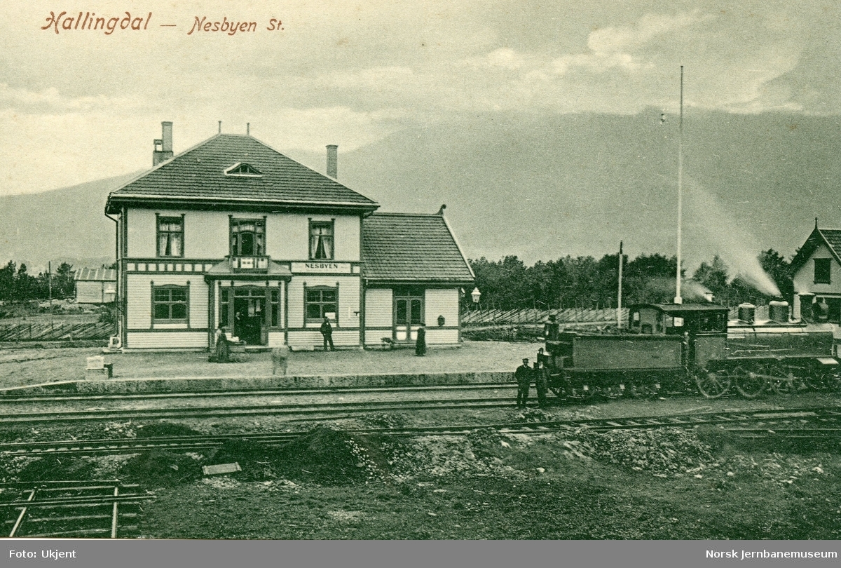 Nesbyen stasjon på Bergensbanen. Damplokomotiv type 21a i spor 2