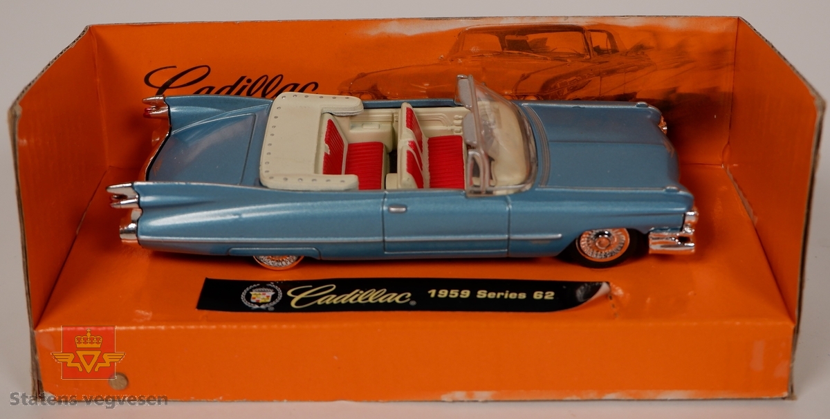 Modellbil, blå 1959 modell Cadillac Series 62. Bilen er innpakket i originalemballasje og er uåpnet. Skala 1:43.