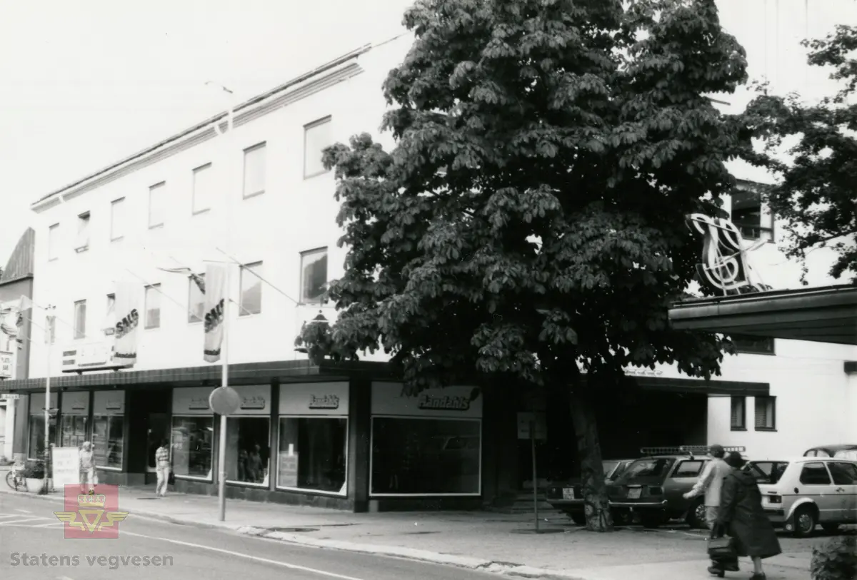 "Aandahlgården" i Storgata 35 i Molde, hvor vegkontoret holdt til fra 30. april 1948 til 1. januar 1971.

Leiekontrakten ble underskreven i februar 1948 og innflyttingen skjedde 30. april samme år. Kontrakten gjaldt 39 rom i 2. og 3. etasje samt 3 arkivrom på loftet - totalt 640 m². I 1957 ble leieavtalen forlenget  med nye 10 år.  

I 1961 hadde antall stillinger økt ved vegkontoret fra 30 (1943) til 48 stillinger. Det var derfor for liten plass i "Aandahlgården" og en måtte finne andre kontormuligheter i sentrum av Molde. 

I 1966 kom det oppsigelse fra eieren av "Aandahlgården" for 182 m² i 2. etasje. i 1969 gikk eier med på at leieretten til 3. etasje i "Aandahlgården" skulle være uoppsigelig frem til 1. januar 1971.

(Kilde: Statens vegvesen i Møre og Romsdal sitt interne magasin «Veg og Virke» nr. 3/1984, artikkelen «Vegkontoret – 90 år i vekst og flytting» skrevet av Bjarne Rekdal.)