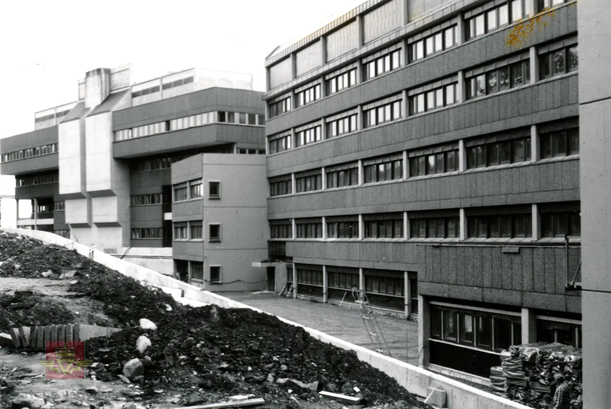Fylkeshuset i Molde etter at byggetrinn II er ferdigstilt,  bygd i tidsrommet 1982 - 1984. Motivet er fra nordsiden av fylkeshuset. Til venstre er byggetrinn I og til høyre er "nybygget" - byggetrinn II.

Etter åpningen av fylkeshuset i 1973 og utover 1970-tallet ble det klart at det var for liten plass til å ulike etatens behov for kontorer. På begynnelsen av 1980-tallet lå planene klar for et påbygg - "Fylkeshus II" som skulle stå ferdig til  begynnelsen av 1985.

Byggetrinn II skulle være et tilbygg til byggetrinn I. Det var planlagt i 6 etasjer og med et nettoareal på ca 8 800 m², og dermed ble det samla kontorarealet fordoblet. Byggekostnaden var beregnet til 80 millioner kroner.

Utvidingen av fylkeshuset ville representere en vesentlig bedring av kontorforholdene for vegkontoret. Frem til 1981 var det overbefolket i kontorlandskapet. I tillegg til de nåværende lokalene som delvis kulle ombygges, ville de også få 3. etasje i nybygget, som gav dem ca 50 % mer kontorplass. Det ville nå bli en blanding av cellekontor og kontorlandskap. 