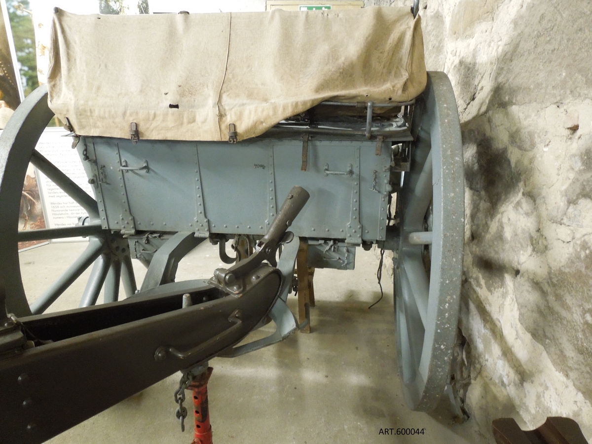 Föreställare var nödvändig för att kunna spänna för hästarna (normalt sex) som skulle dra kanoner. Dessutom kunde man på denna sätta en kista för tillbehör och några granater att ha nära till hands. Denna kisttyp kom till på 1700-talet.
Här visas en föreställare m/1881 för 8,4 cm kanon m/1881 och som användes senare för  tilläggs-köpet  av 8,4 cm kanon m/1894. Enbart typen av mekanism skiljde dessa båda kanoner åt.
Föreställaren är helt i original.Hjulen är naturligtvis renoverade flera gånger. Det motsvarar ju nya däck/hjul på en bil. 
På bilden ser man lavettsvansen från kanonen för dragning upphängd på den uppstickande ”bröstnageln”. Dessutom finns en halvcirkel- och skålformad anordning som gör att kanonen lättare kan hänga med i tvära svängar.
”Kistan” är här försedd med en baksida som består av en praktisk öppningsbar lucka. Där inne finns bland annat ett antal specialfack som vardera passar för en granat.
Sittplatserna för personal är försedd med ryggstöd och plats för tillbehör.