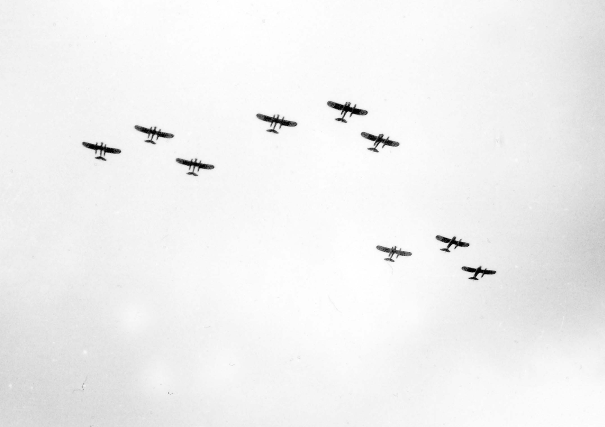 Nio stycken flygplan S 5 Heinkel He 5 Hansa flyger i formation. Vy nedifrån. 1930-tal.