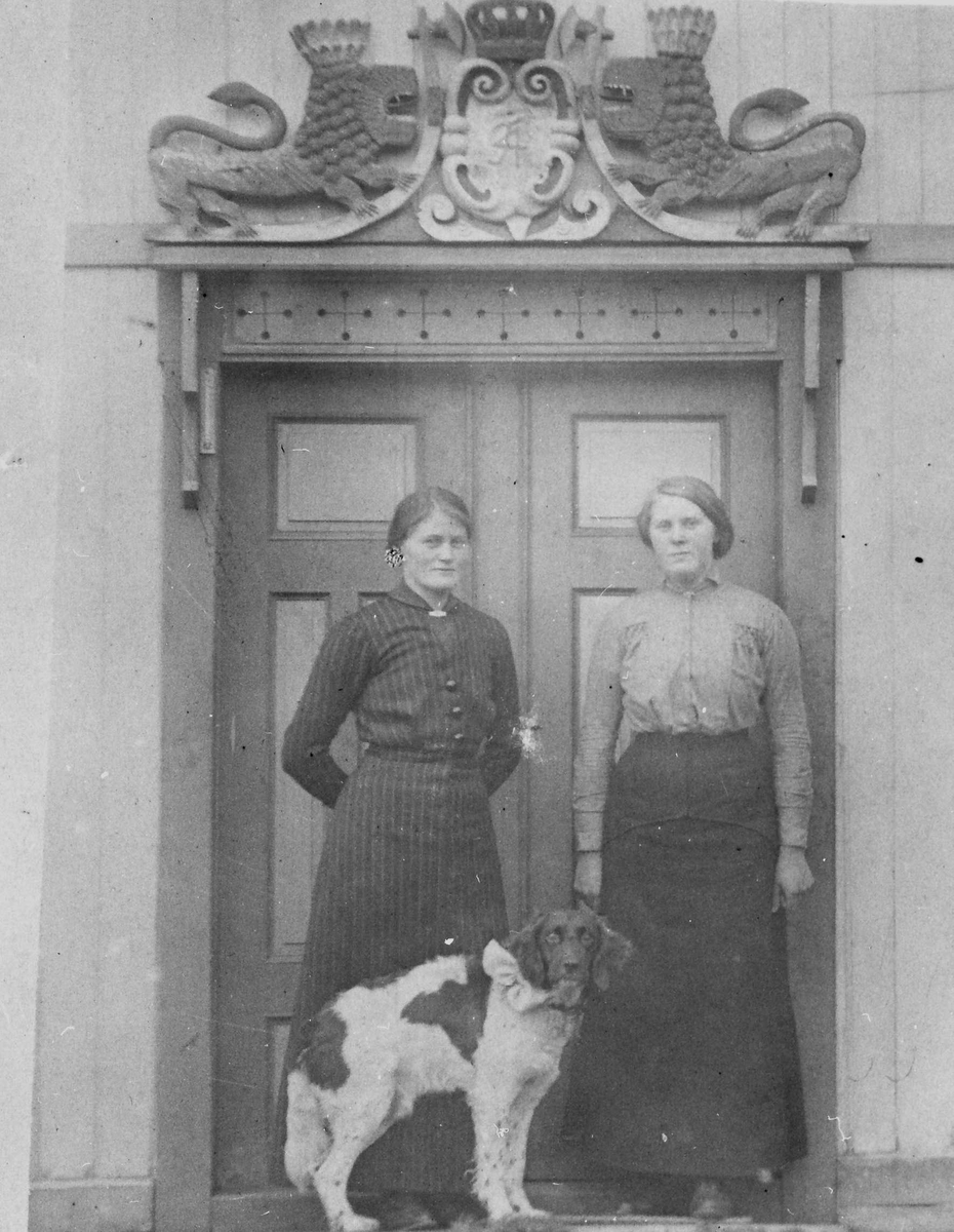 Portrett av to kvinner og hund