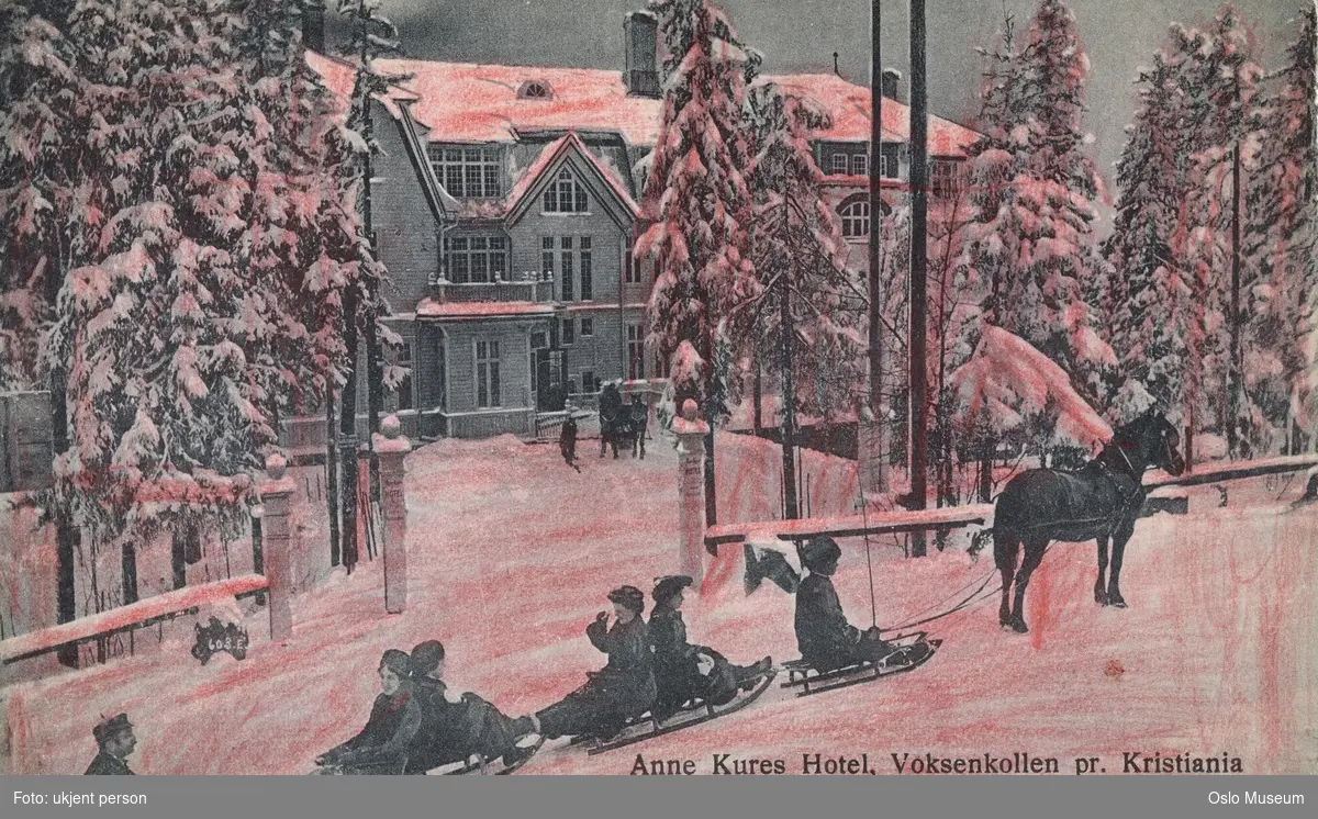 Anne Kures Hotell, gårdsplass, port, vei, hest, kjelker, barn, skog, snø