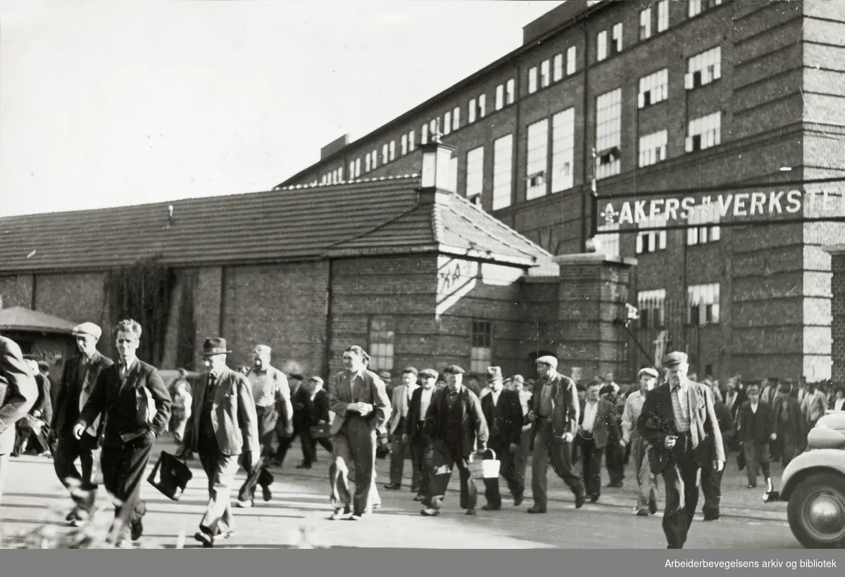 Arbeidere strømmer ut fra Akers mekaniske verksted, september 1947.