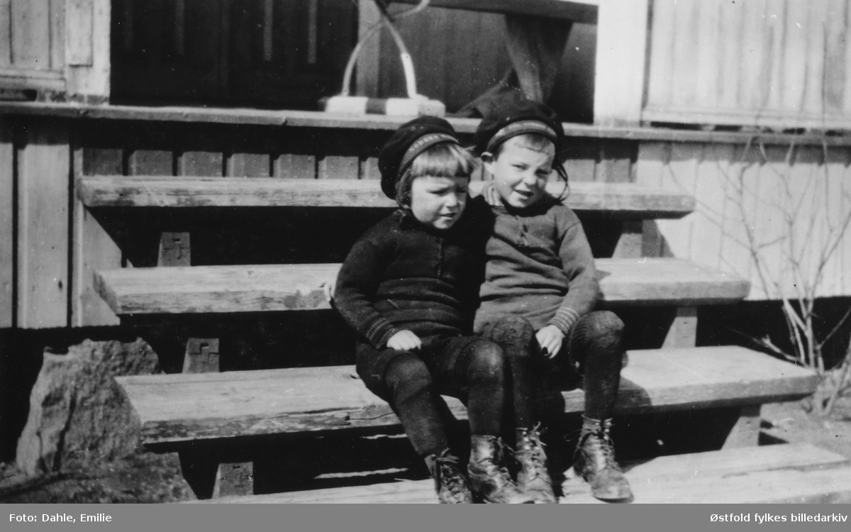 Gunnar og Kåre Dahle på Lande i Tune, starten av 1920-tallet. Brødre og gode venner. 
"Vår Gunnar og Kåre" tittel på albumblad. Tekst på matroslue: Norske....