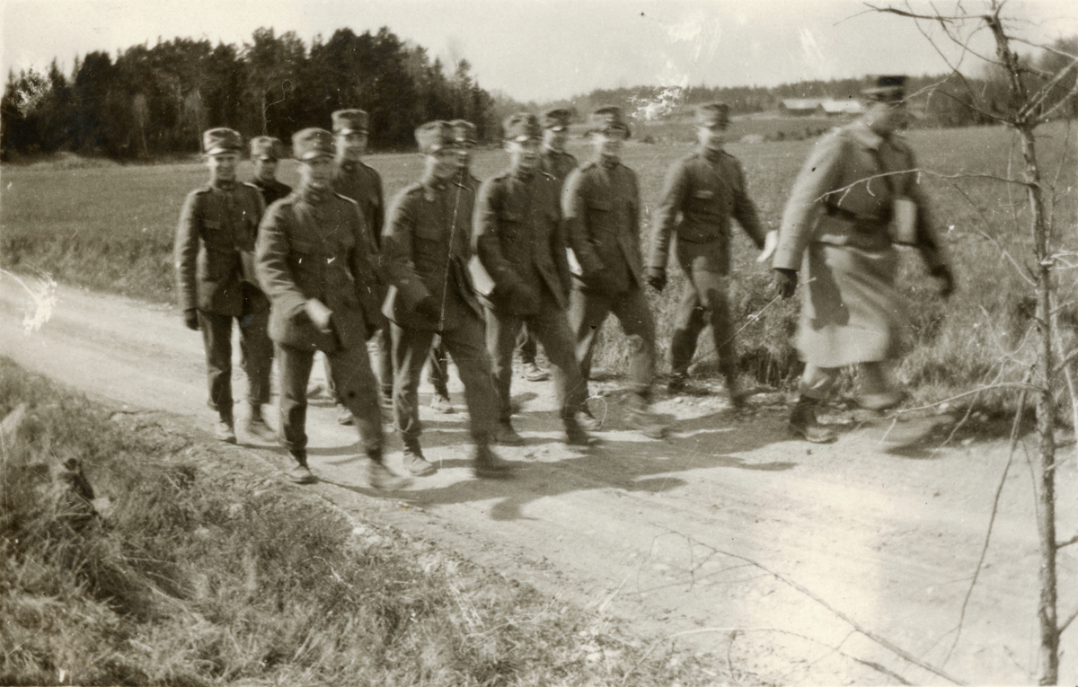 Text i fotoalbum: "Krigsskolan 10 okt 1926 - 31 dec 1927. St. Fältnasse har kartläsningsövning".