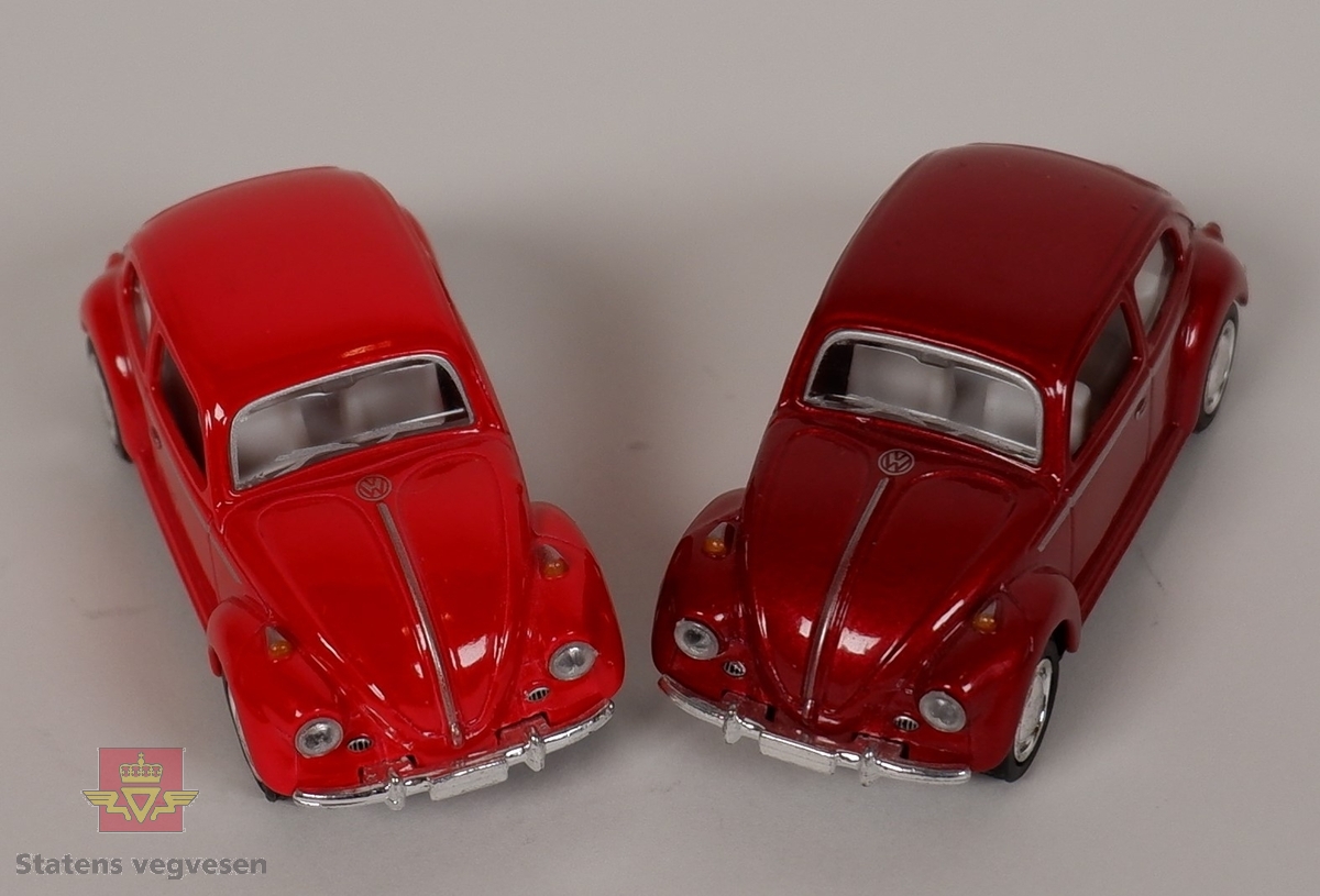 To miniatyrmodeller av Volkswagen Beetle. Begge bilene er røde, men har forskjellig fargenyanse. Bilene er laget hovedsakelig i metall med plastunderstell og detaljer. Skala 1:64.