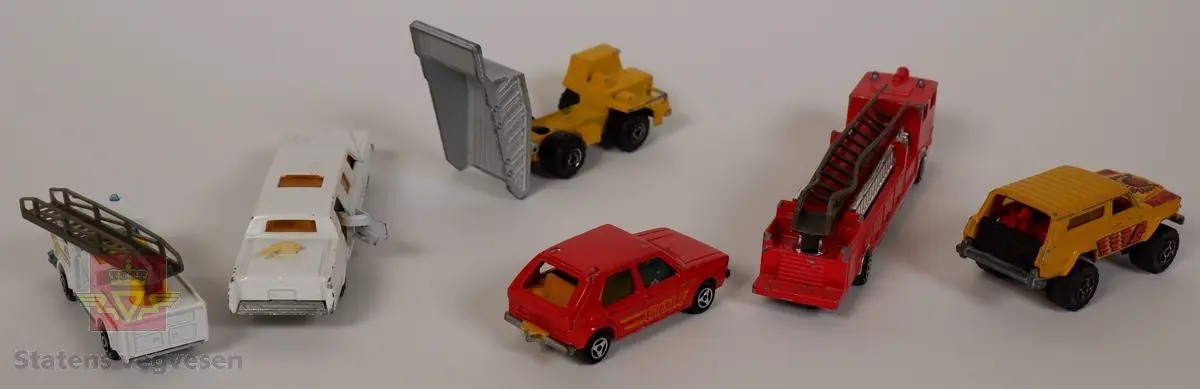 Seks miniatyrmodeller av kjøretøy. Alle har innskriften MAJORETTE samt et nummer på undersiden. Samlingen består av to brannbiler, en dumpertruck, en limousine, en VW golf og en Jeep Cherokee. Kjøretøyene er hovedsakelig laget av metall, med detaljer av plast. To av kjøretøyene har plastunderstell. Hovedfargene er rød, gul og hvit og størrelsen varierer fra skala 1:56 til 1:100.