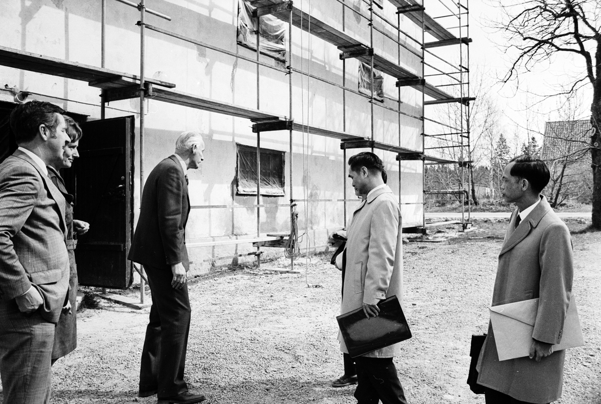 Nordvietnams ambassadör gästade Karlitfabriken i Karlholm, Uppland 1973